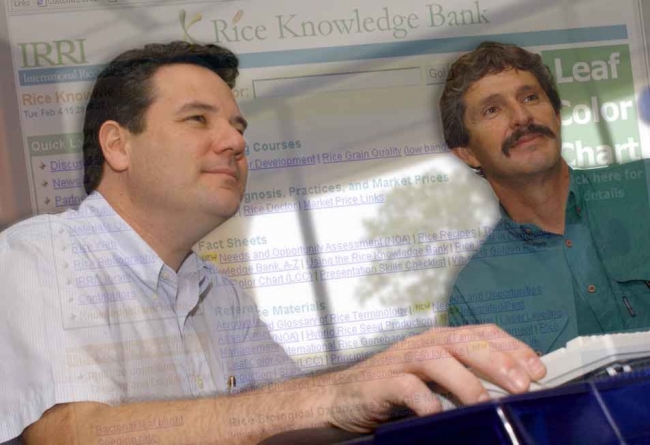 Easy access: training and courseware specialist Albert Atkinson demonstrates how to use the Rice Knowledge Bank to Mark Bell, head of the IRRI Training Center. Content created by IRRI scientists and others is structured so that material residing within one of the bank’s six major categories can be cross-referenced and combined with items from other areas. (Photo: Ariel Javellana/Juan Lazaro)