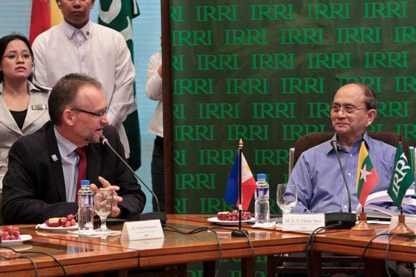 President U Thein Sein (right), with key government officials, came to IRRI in December 2013 to strengthen research ties with the Institute, here represented by Achim Dobermann, deputy director general for research. (Photo: Isegani Serrano)