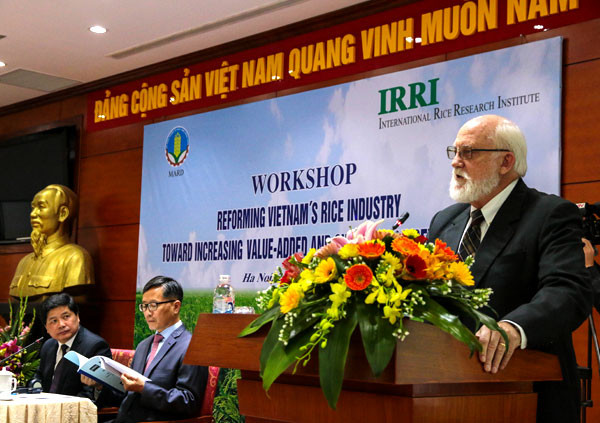 IRRI Director General Bob Zeigler speaks in Vietnam