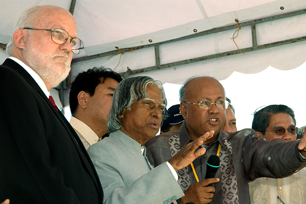 His Excellency A.P.J. Abdul Kalam (center), president of the Republic of India, and party visited IRRI headquarters. He interacted with staff scientists, seeking solutions to problems faced by Indian farmers.