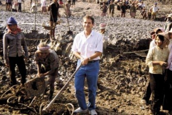 Dr. Harry Nesbitt pitches in during construction, in 1990, of one of the earliest post-war irrigation canals  (Photo: IRRI)