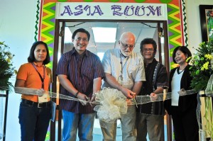 Let the viewing begin! OIC of the Operations Division of the DA-Cordillera Administrative Region Virgie Tapat; Honorable Congressman Teddy Baguilat, Jr.; IRRI Director General Robert Zeigler; David Leprozo, Jr.; and IRRI Director for External Relations Corinta Guerta officially open the photo exhibit. (Photo: I. Serrano)