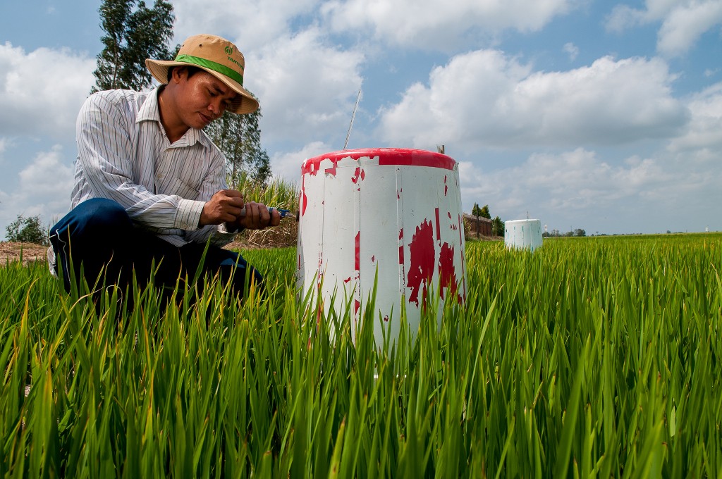 Testing Greenhouse Gas Emissions. Photos: G. Smith (CIAT)