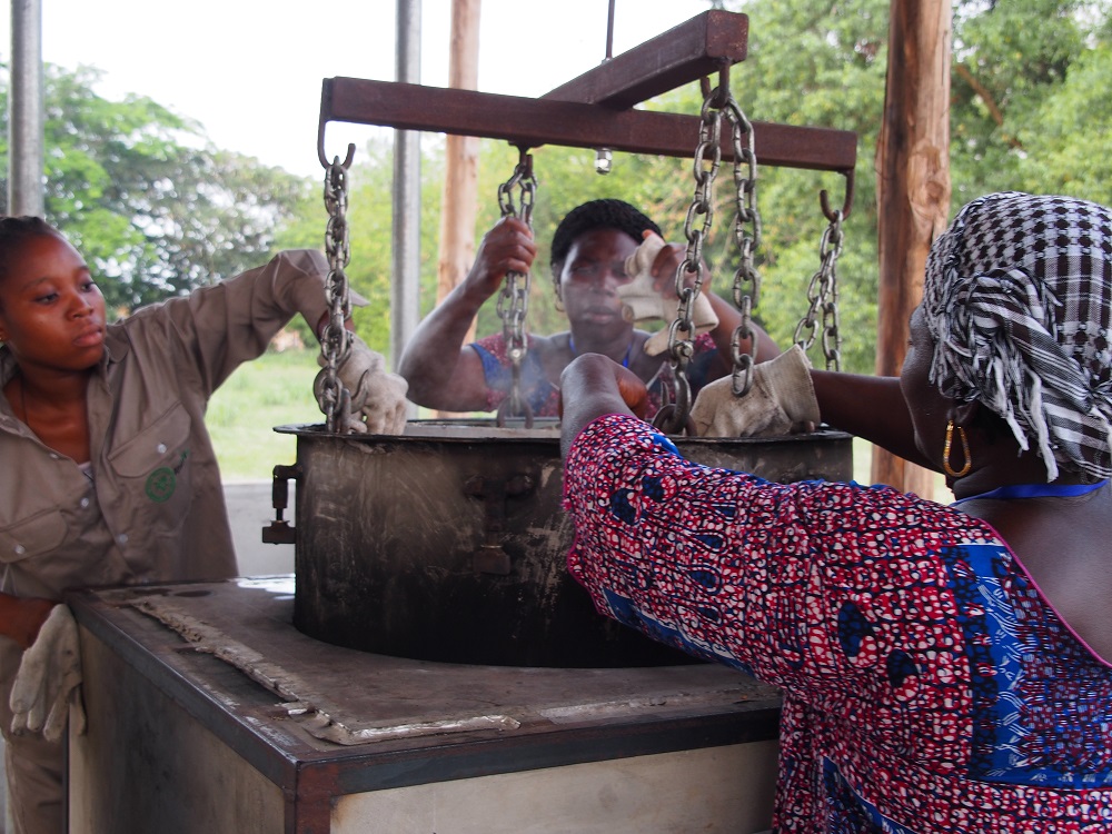 PARBOILING the GEM way. (Photos by R. Raman, AfricaRice)