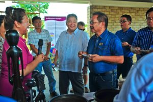 Dr. Casiana Vera Cruz , Dr. Tolentino, and Secretary Piñol discuss the role of traditional varieties in easing the poverty in the country’s highlands.