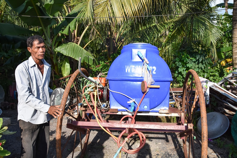 Mr. Soun shows his innovative sprayer for the Eli Rice Seeder for diffusing the biopesticide Trichoderma. (Photo: IRRI)