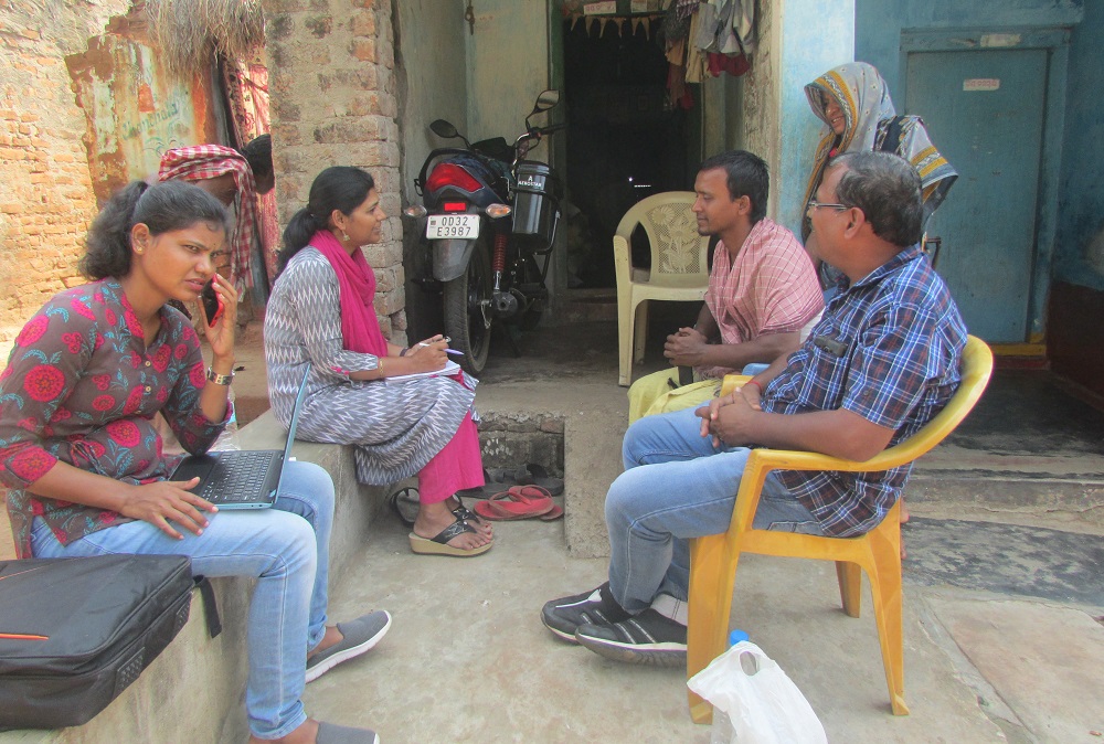 Mr. Jena discusses with researchers how sharecroppers might also benefit from crop insurance. (Photo: IRRI India)