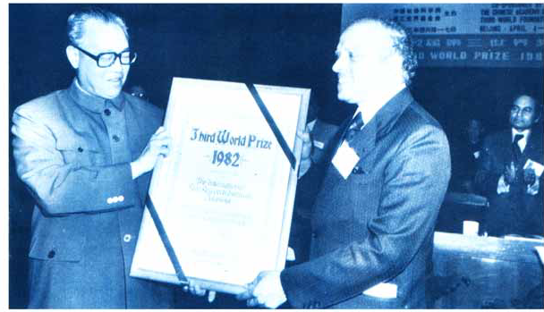 HE Zhao Ziyang, Premier, State Council of the People's Republic of China, presents the Third World Prize Scroll to Dr. S. Swaminathan. (Photo: IRRI)